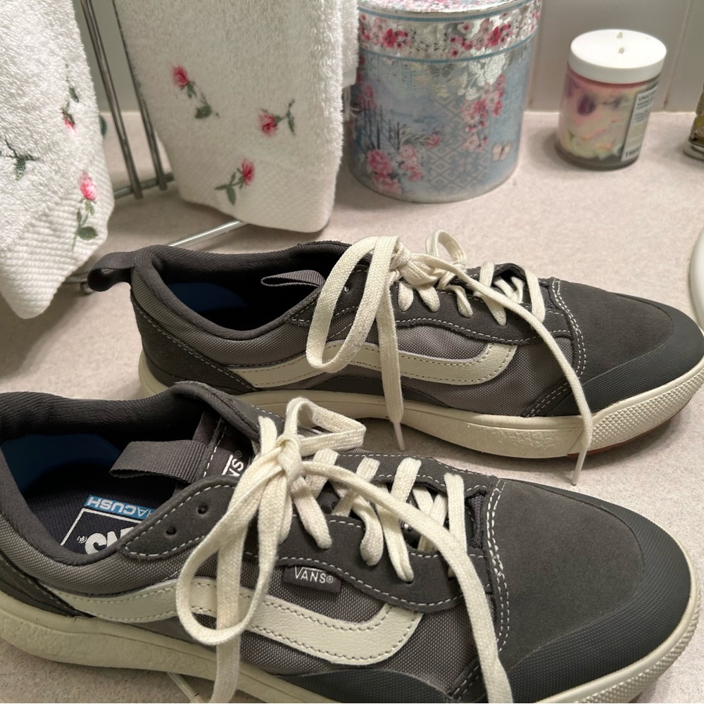 Vans gray/white sneakers NWOT Men’s size 9/women’s size 10.5